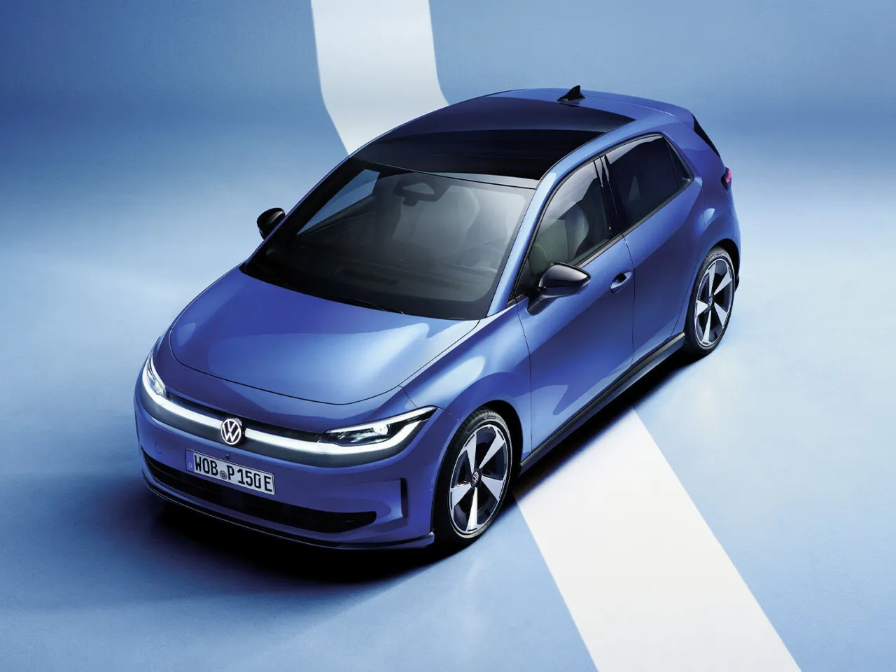 Volkswagen ID.Polo, een blauwe compacte hatchback gefotografeerd van voren op een lichte ondergrond.