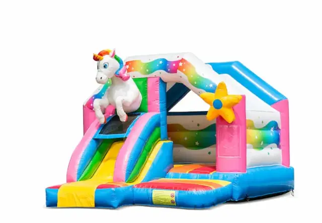 Slide Combo Unicorn Springkussen in kleurrijke regenboogtinten met een klimgedeelte, glijbaan, springvlak en decoratieve eenhoorn.