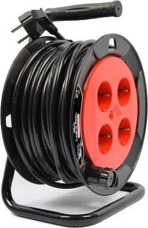 Kabelhaspel met zwarte kabel, rode stekkerdoos met vier aansluitingen en een zwarte handgreep.